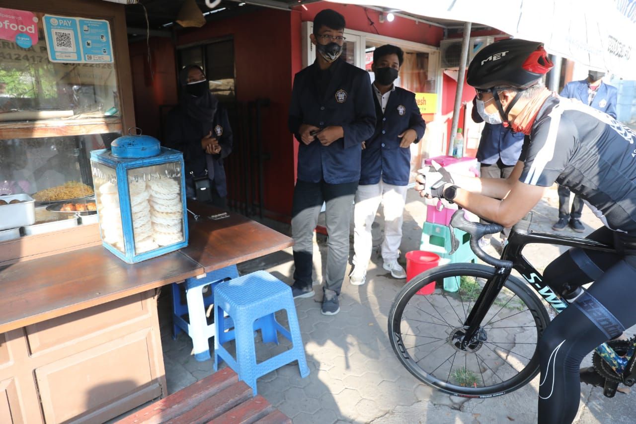 podiumnews.com-Ganjar Pergoki Mahasiswa Polines Borong Dagangan PKL Tembalang